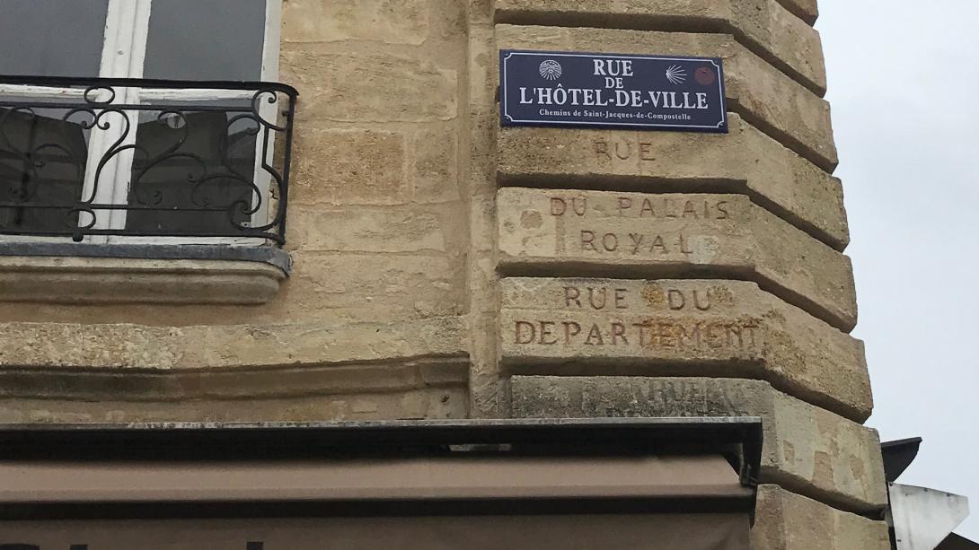 Kadunnimiä talon kulmassa